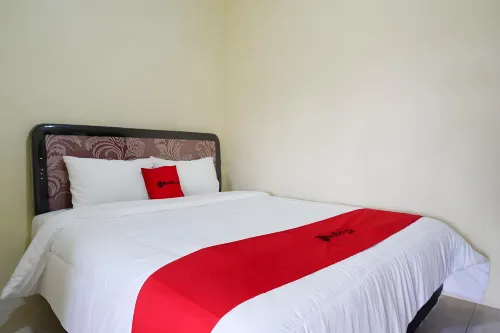 RedDoorz near Lippo Plaza Buton Hotels in Wolio