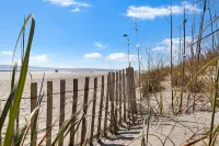 Lovely 2 bedroom, 2.5 bath condo, close to pool and beach.