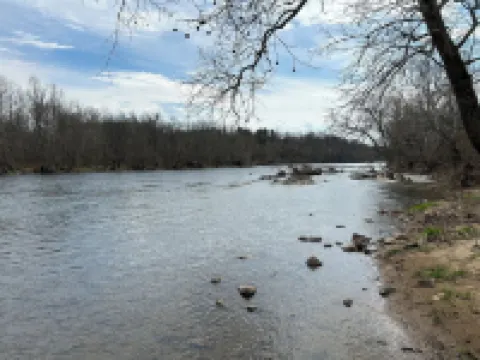 Rivergreen Cottage-"Off The Grid"-WALK TO RIVER!! Solar Powered!