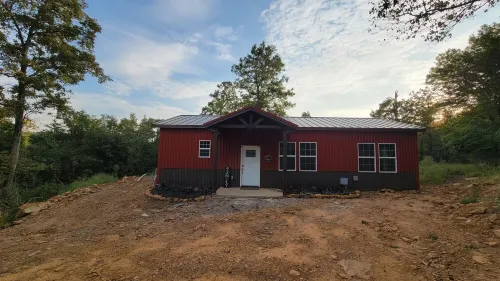 Cozy cabin 16 miles from Razorback Stadium great for game weekends. No pets.