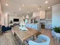 Minutes to Beach, restaurants, shopping, night life with heated cocktail pool.
