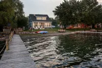 AMAZING Lakefront And Well Designed Lakehouse: That Is Sure To Please
