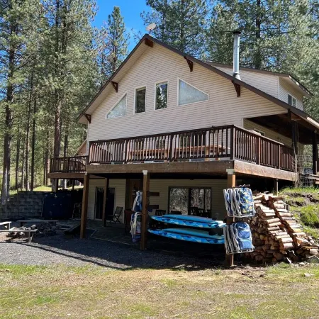 Remote Lake Roosevelt waterfront home