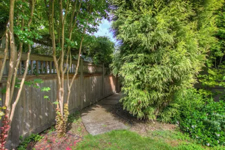 Clean, modern basement suite in Tacoma Отели рядом с достопримечательностью «Greater Tacoma Convention & Trade Center»