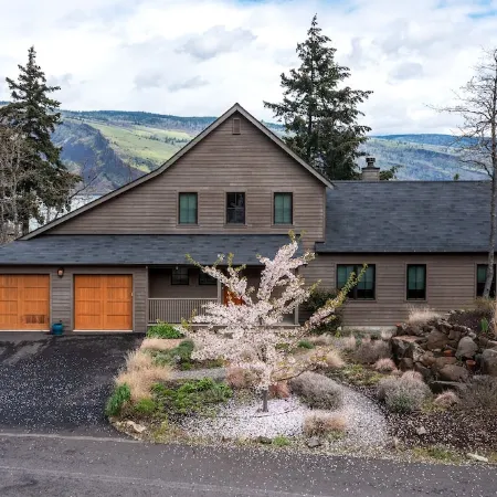 "Gorge Panorama" - Luxury Craftsman Home with Breathtaking Columbia River Views