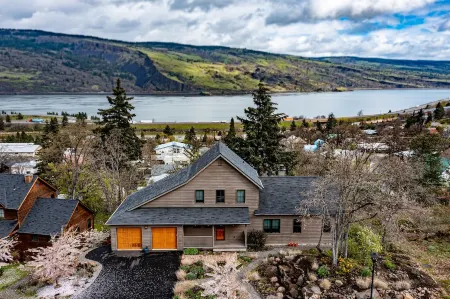 "Gorge Panorama" - Luxury Craftsman Home with Breathtaking Columbia River Views
