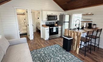 Cozy 102 Cabin 1 bdrm on Smith Lake Located beside Smith Lake Park Boat Ramp