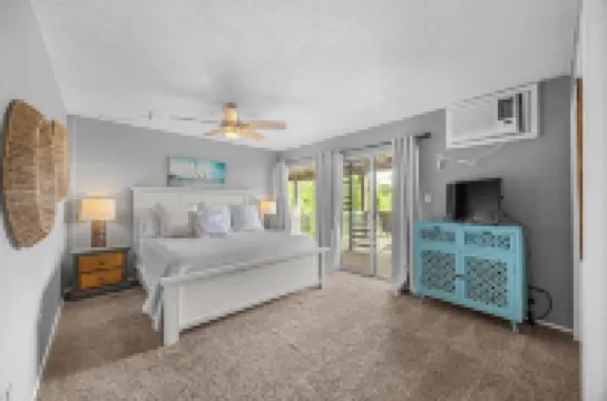 Enjoy lake views from 2 decks! Walk to pool, gym & golf course. Lake access.