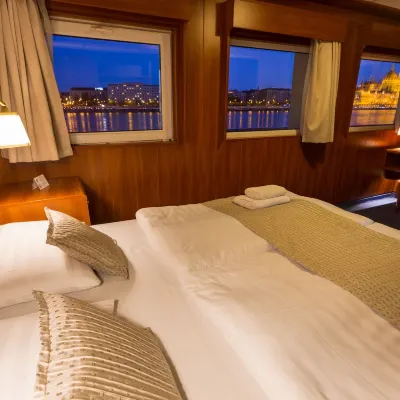 Grand Jules - Boat Hotel Hotels near Kiraly Baths