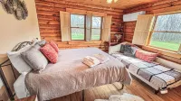 Luxury Cabin w/Heated Pool, 22Min to 7 Springs, HotTub, Sauna, Game Room & Views