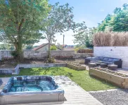Lovely 1-Bed Cottage in Kelty with Hot Tub Hotels in Kelty