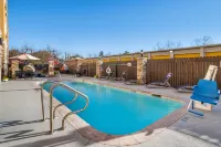 Best Western Plus Lake Jackson Inn  Suites - Pools