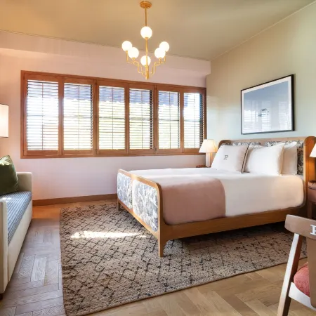 Palihouse Hyde Park Village Отели рядом с достопримечательностью «Стейк-хаус Bern's»