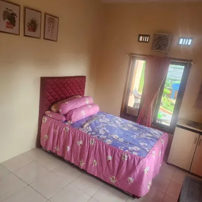 Rumah 215 m² dengan 3 kamar tidur dan 2 kamar mandi pribadi di Ciawi Hotel dekat PT. Bestari Buana Murni (Head Office)