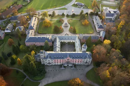 Clarion Grandhotel Zlaty Lev Отели рядом с достопримечательностью «DinoPark Liberec Plaza»