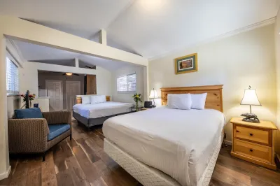 Emerald Bay Lodge Hotels near Hill's Center