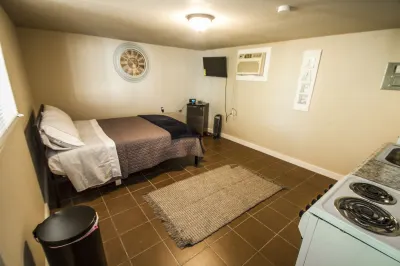 Hays #B Near Downtown Guest Studio