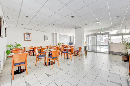 Hôtel Robespierre Ex Idéal hôtel Paris - Montreuil Отели рядом с достопримечательностью «Point de vue de la grande traverse - Parc Jean Moulin»