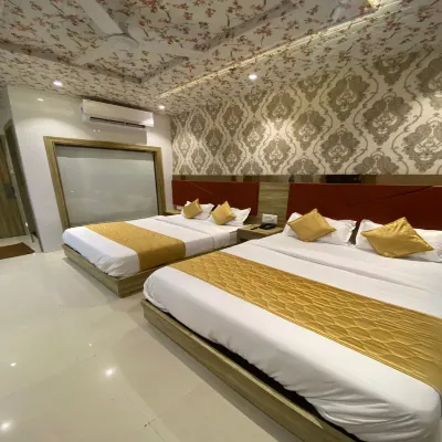Hotel BKC Crown - Near Trade Centre, Visa Consulate โรงแรมใกล้สถานีขนส่งโลกามันยา ติลัก