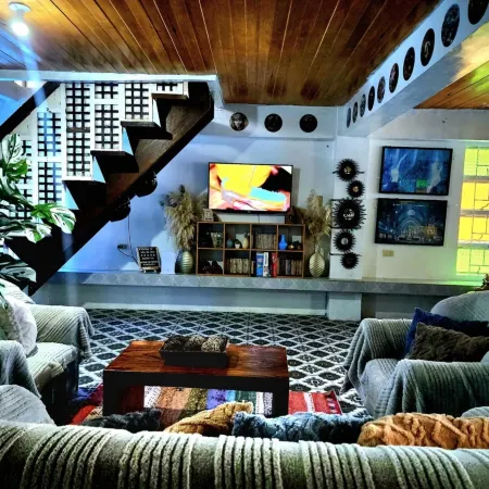 3 Bed House - Sleeps 20 - Pets - Pool - Garden