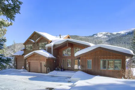 Evans Mountain Lodge Отели рядом с достопримечательностью «Квандари Пик Трейлхед»