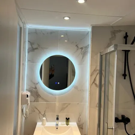 Hôtel Lebron Отели рядом с достопримечательностью «Кабаре Фоли-Бержер»