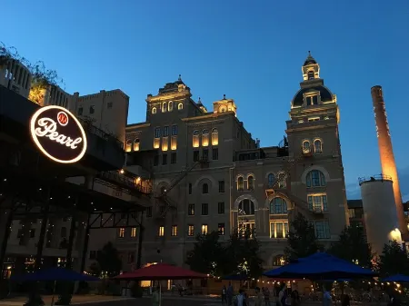 Beautiful Guest House on New Built Home Near Downtown Отели рядом с достопримечательностью «Сан-Антонио Ботаникал Гарден»