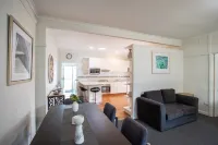 Canberra Ave Villas Hotels in Queanbeyan West