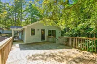 Saco River Farmhouse, Riverfront Getaway in Conway! 10 Mins to Downtown!