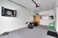 4Bed / 3 Bath Modern, high-end townhome, river view, 1 block to downtown