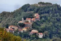 Ancient house in the village, in the green, equipped with everything, for couples or families of 5 Hotel a Provincia di Massa e Carrara
