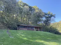 Family Friendly Cozy Cabin Located On The Shenandoah River. Hotels in Page County