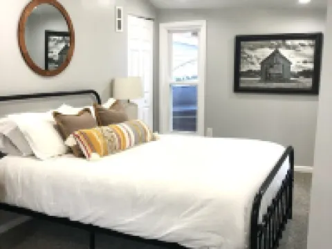 Cozy lakeside cottage near Downtown Hotels in Brighton
