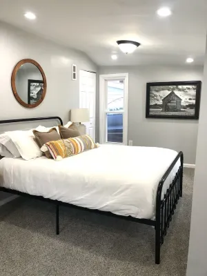 Cozy lakeside cottage near Downtown