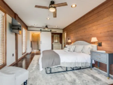 Lake Life Mountain & Lake Views, Hot Tub, & Dock 約翰遜縣酒店