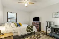 Tv's in Every Bedroom-Spacious-1 Mile to Aquarium & Downtown Hotels in Jenks