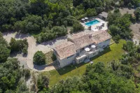 Elegant Provençal Villa in Bonnieux with Garden & Private Pool - La Bécasse Sous Les Toiles de Provence附近的飯店