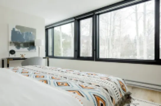 Resort Amenities and Scenic Surroundings - Stunning Lake View Retreat