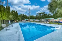 Studio cottage close to beach & golf with outdoor pool, firepit, & basketball Hotels in Kennebunk