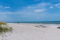 Beachside Condo with Pool Access - Stunning Coastal Retreat