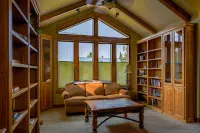 Gorgeous Wilderness Retreat - Hot Tub, Fire Pit, BBQ