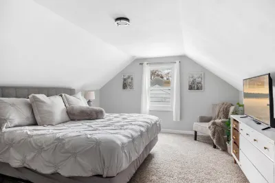 Close to Attractions and Minutes from Lake Michigan - Charming Cozy Retreat Hotels in Michigan City