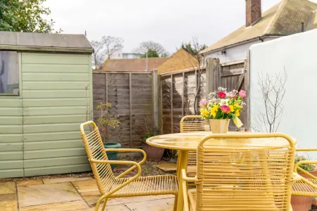 Corner Pin Cottage, stunning house..right in the heart of Whitstable Отели в г. Уайтстейбл