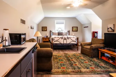 Charming Farmhouse Flat with Workspace and Firepit - Cozy Getaway Hotels near Walmart Supercenter