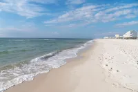 Quaint Condo with Beautiful Gulf Views, a Shared Pool, Pool Spa, & Gym Hotel di Dauphin Island