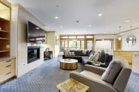 Lion Square Lodge East 211