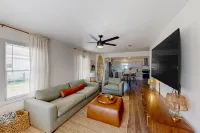 Bay City Bungalow Hotels near Matagorda County Museum