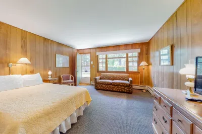 Attractive studio in waterfront location w/free WiFi, water views, kitchenette