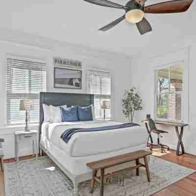 Screened-in Porch and Fast Wifi - Charming Modern Getaway Rooms