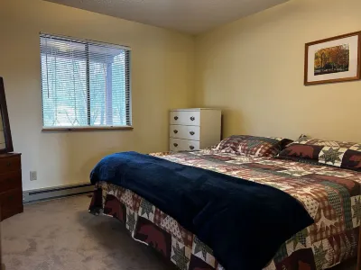 Cozy Cabin with Outdoor Deck and Scenic Views - Charming Mountain Retreat Alpine Lake附近的飯店